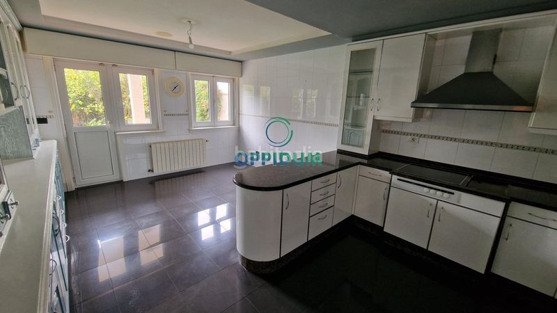 Foto d0e5dbe2-e28e-4f47-bd48-db46979c1bb3. Casa adossada a avenida da pasaxe 55 a Eirís Coruña (A)