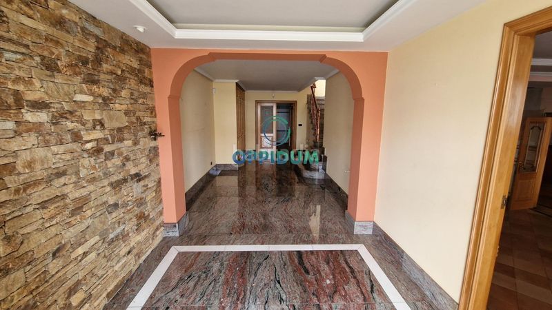 Foto d3e08625-76f8-43b4-8277-a4a4d15e3736. Casa adossada a avenida da pasaxe 55 a Eirís Coruña (A)