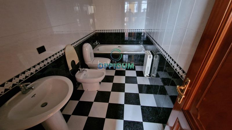 Foto f7fbea8e-baa3-4bbf-9691-5325f8f0940e. Casa adossada a avenida da pasaxe 55 a Eirís Coruña (A)