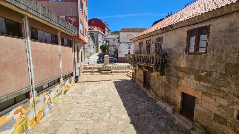 Foto ab114344-7990-4b92-8ae2-aec43d08364c. Edifici a calle calle rosalía de castro 9 a Cee