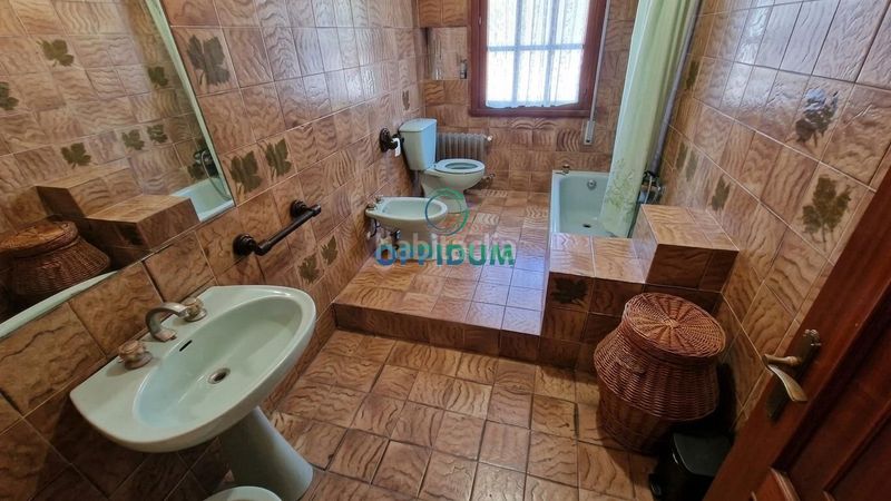 Foto c248b2e6-eb16-43a9-8846-5e2056936780. Xalet amb calefacció aparcament piscina a Corgo (O)