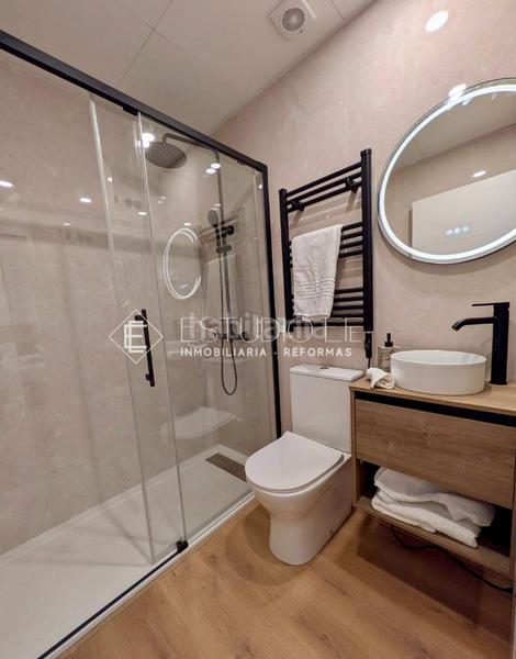 Foto cca9f8fb-66c0-43e4-b7d5-eaa7a9ba65e1. Appartamento in calle de las tres cruces 7 in Sol Madrid