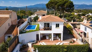 House  Petunia. Casa con licencia turística, vistas a la montaña, piscina y dos