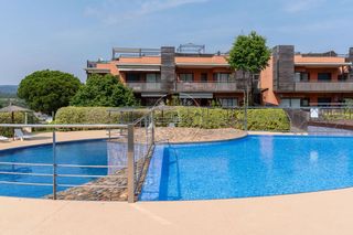 Pis  Sa boadella. Apartamento en planta baja con jardín privado en santa clotilde