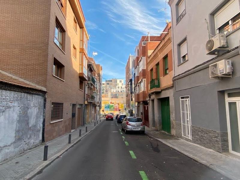 Foto 648cd520-865b-477f-9816-f21017c00b3d. Miete zweistöckige wohnung in calle ruiz palacios 28 in Madrid