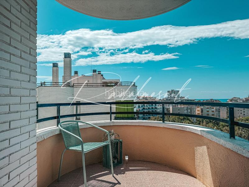 Foto b9418a38-e6b0-4dbb-807d-fea3b12fcf04. Piso  luminoso con terraza y licencia turística en Salou
