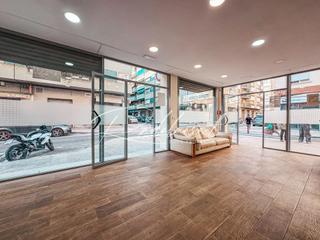 Alquiler Local Comercial en Llevant. Local comercial esquinero en zona de paso de reus