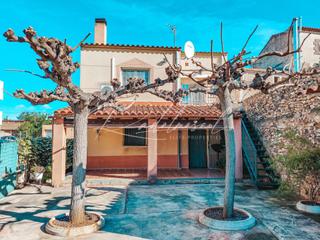 Casa aparellada  Carrer major. Casa pareada de 3 plantas en el milà