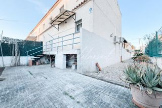 Reihenhaus in Carrer de sant pere pescador 20. Adosado con jardín en la costa de cambrils