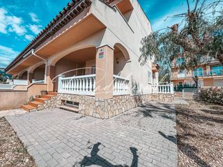 Reihenhaus in Carrer del sotavent 2. Adosado esquinero con jardín en miami playa