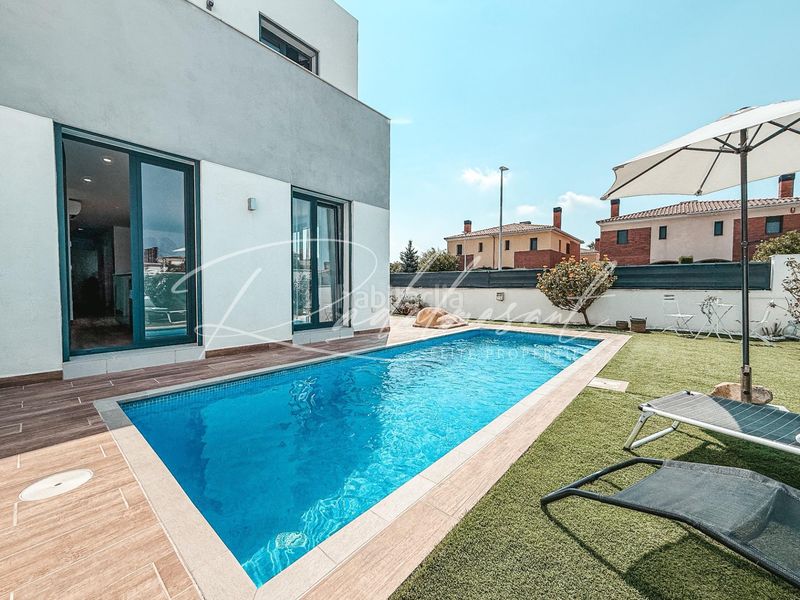 Foto 588a0a7c-c31a-4fe1-b4a7-4aa9b56ef89e. Casa aparellada amb calefacció aparcament piscina a Cambrils