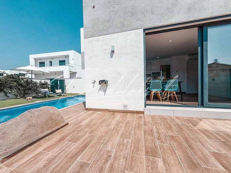 Foto 9da62f08-2d1e-4733-a390-cd66f68779c9. Casa aparellada amb calefacció aparcament piscina a Cambrils