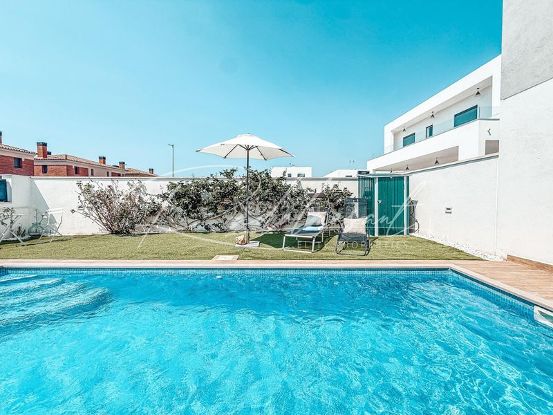 Foto e8520a99-fd01-4327-8aee-adde59bfc928. Casa aparellada amb calefacció aparcament piscina a Cambrils
