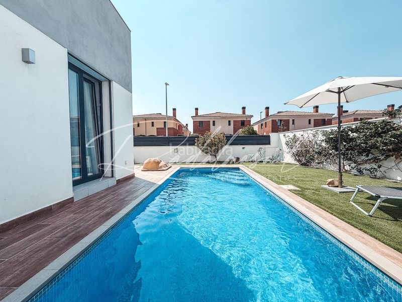 Foto ee4d8ca3-74f4-49ac-8387-15670616709a. Casa aparellada amb calefacció aparcament piscina a Cambrils