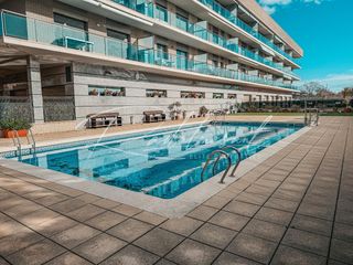 Pis  Carrer carrer riu brugent. Piso con piscina y parking en cambrils