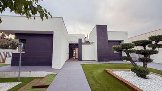 Chalet à Carrer carrer baix camp 15. Vivienda unifamiliar con jardín en urbanización mas gassol, alco