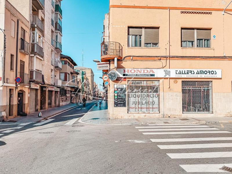 Foto 1549eae7-10b6-474a-a7ad-29261822ed2e. Lloguer local comercial a carrer del roser 112 a Reus