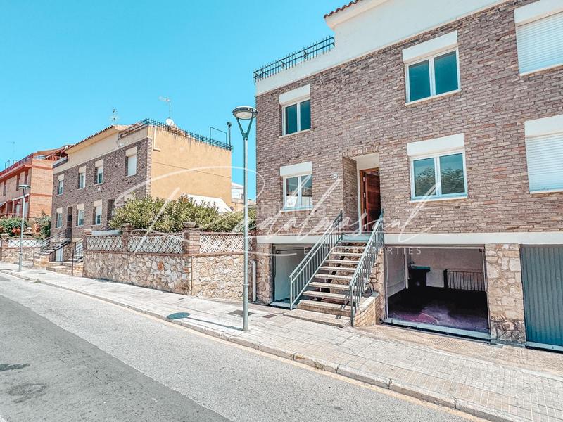 Casa aparellada a Robert gerhard 4. Luminoso pareado con gran terraza en valls