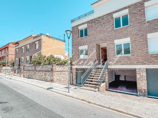Casa aparellada a Robert gerhard 4. Luminoso pareado con gran terraza en valls