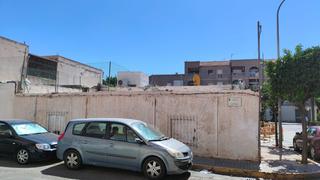 Casa  Calle lerida (sm). Se vende casa para reformar en solar en santa maría del águila