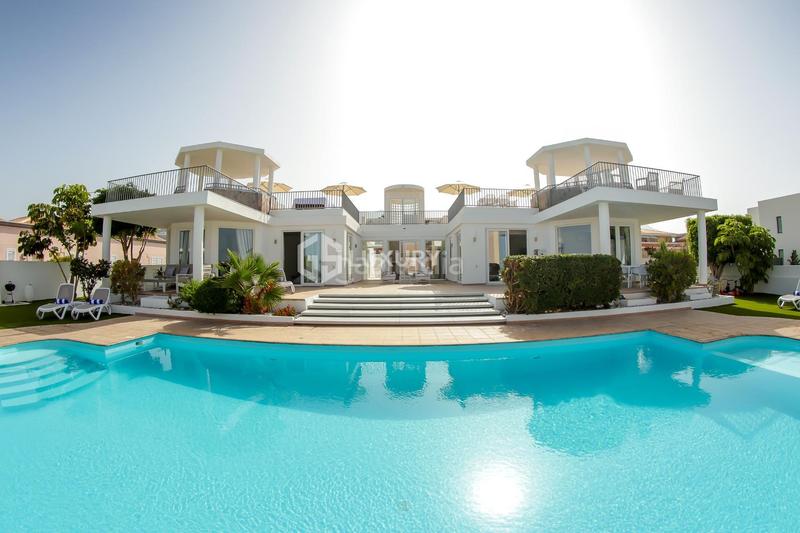 Foto 1ed3fd20-d814-4cd6-95f2-1a5d06d4a9d7. Chalet en calle la vera 3 oportunidad de inversión en playa paraíso en Adeje