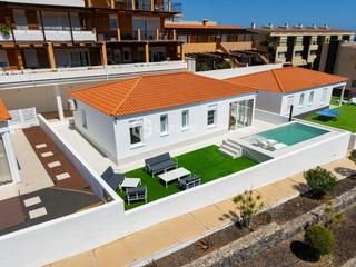 Xalet a Calle tarajal 15. Exclusiva villa reformada con piscina privada. golf del sur amar
