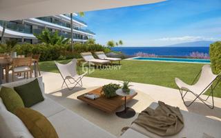 Rez-de-chaussée à Calle rocabella 1. Bajo con piscina y vistas al mar en adeje