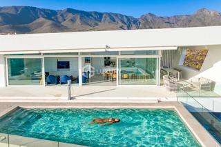 Chalet  Avenida avenida de la macaronesia, 10. Villa de lujo en la caleta, adeje