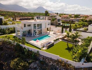 Chalet  Avenida playa paraíso. Villa de lujo en playa paraíso