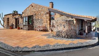 Chalet  Camino camino real de altavista, 43. Villa rural de carácter único en arona