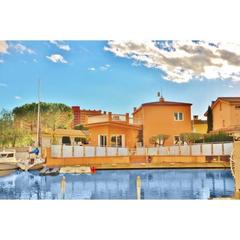 Casa a Santa Margarida. Casa al canal con amarre para catamaran y piscina