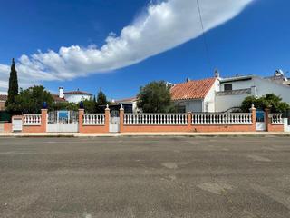 Casa adossada a Santa Margarida. Casa de 3 dormitorios, 3 baños y terrazas en zona tranquila cerc