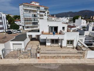 Casa a Santa Margarida. Bonito chalet adosado con 321 m2 de parcela, 120 m2 construidos,