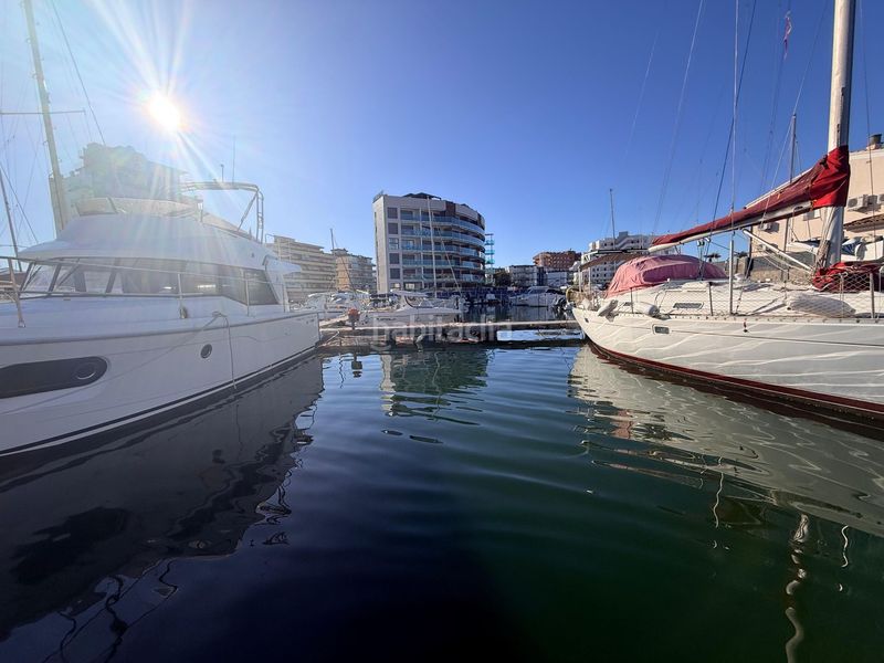 Foto 7dabb464-e2cc-48f7-a8ce-72a75a0cca2d. Parking coche magnífico amarre de 4 x 12 metros, ideal tanto para embarcaciones de vela como de motor, ubicado en un puerto deportivo privado. en Roses