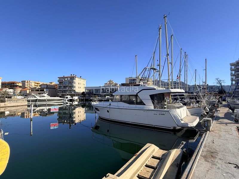Foto c56b6af9-c70f-4405-b03d-c21f1b8ff3f7. Parking coche magnífico amarre de 4 x 12 metros, ideal tanto para embarcaciones de vela como de motor, ubicado en un puerto deportivo privado. en Roses