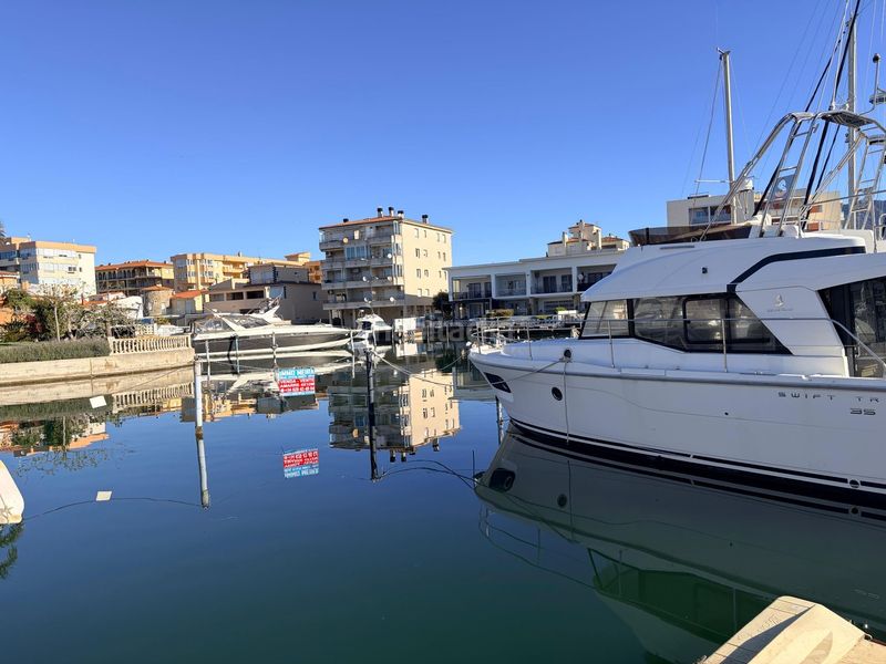 Foto cbd1c8e9-450d-4911-8eb5-d66b17e4cbdc. Parking coche magnífico amarre de 4 x 12 metros, ideal tanto para embarcaciones de vela como de motor, ubicado en un puerto deportivo privado. en Roses