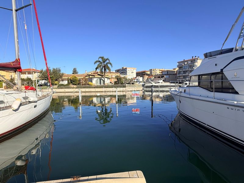 Foto ccb66e14-9c02-45a6-be64-d3d61424f9df. Parking coche magnífico amarre de 4 x 12 metros, ideal tanto para embarcaciones de vela como de motor, ubicado en un puerto deportivo privado. en Roses