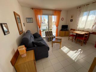 Estudi a Santa Margarida. Amplio estudio con gran terraza, equipado con muebles y electrod
