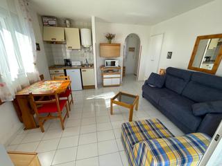 Estudi a Santa Margarida. Amplio estudio con gran terraza, equipado con muebles y electrod