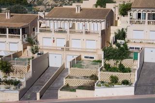 Casa adossada a Pueblo Acantilado-Lanuza. Vola1  también disponible para alquiler largo plazo