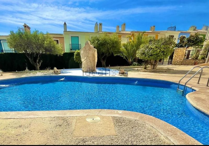 Foto 41ca25cd-dfa5-4bba-9549-13ceca8bd2a9. Casa amb piscina a Pueblo Acantilado-Lanuza Campello (el)