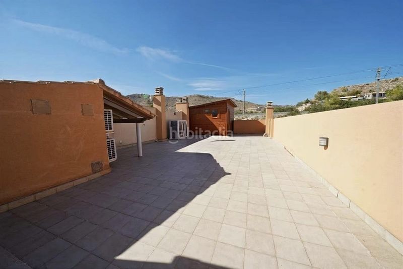 Foto a48ccbd3-0b4f-4249-8777-bfe4792acfd5. Casa adossada amb piscina a Pueblo Acantilado-Lanuza Campello (el)