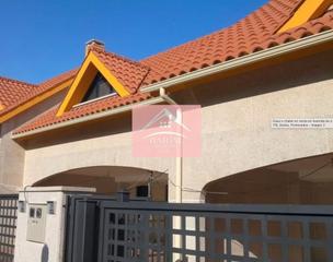 Chalet en Avenida de a coruña 118. Pareado en venta con gran potencial de inversion
