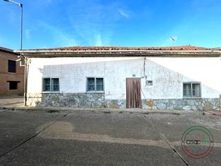 Casa a Melgar de arriba - cl santiago 15. 127969 casa en venta con patio en melgar de arriba valladolid