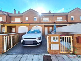 Casa adosada en Chozas de Abajo - CALLE PRESIDENTE ADOLFO SUAREZ 19