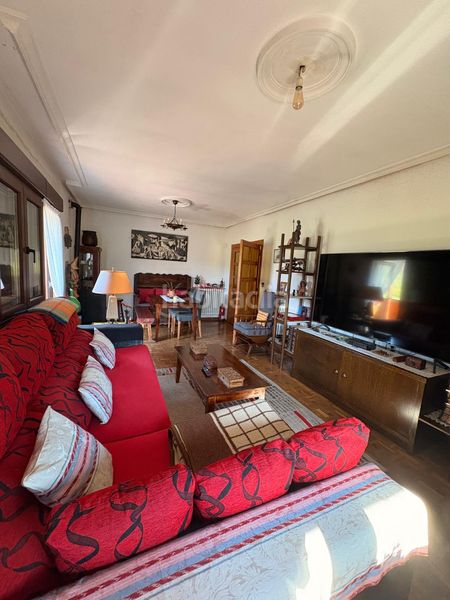 Foto 0e4efddc-9977-455b-9994-09efcf460463. Casa amb calefacció aparcament a Villamanín