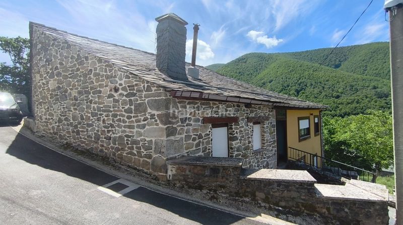 Foto 0f8f4a8f-8f50-4961-826a-b8aadc256de2. Casa amb aparcament a Degaña