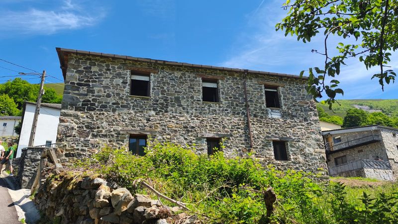 Foto 1337a84e-2702-41a4-8c15-94a00b0d1ba5. Casa amb aparcament a Degaña