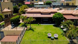 Chalet à El salobre(campo golf). Villa exclusiva de 6 dormitorios ! zona segura, gran terreno, y