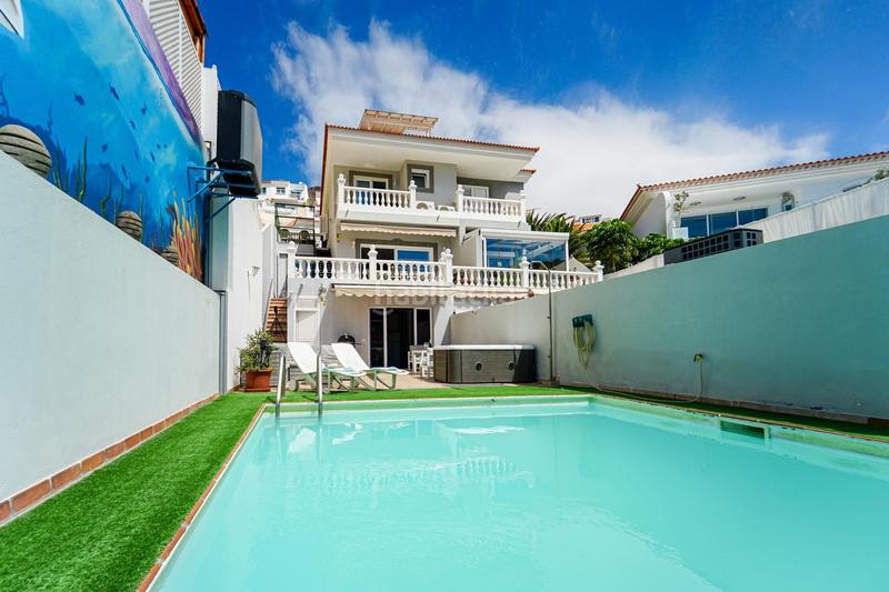 Foto a3c89095-e1d4-4cfb-90fc-b747aa4d90e5. Casa adosada en calle tara 16 amplia casa adosada de 6 dormitorios con apartamento independiente, vistas al mar y azotea en Arguineguín en Mogán